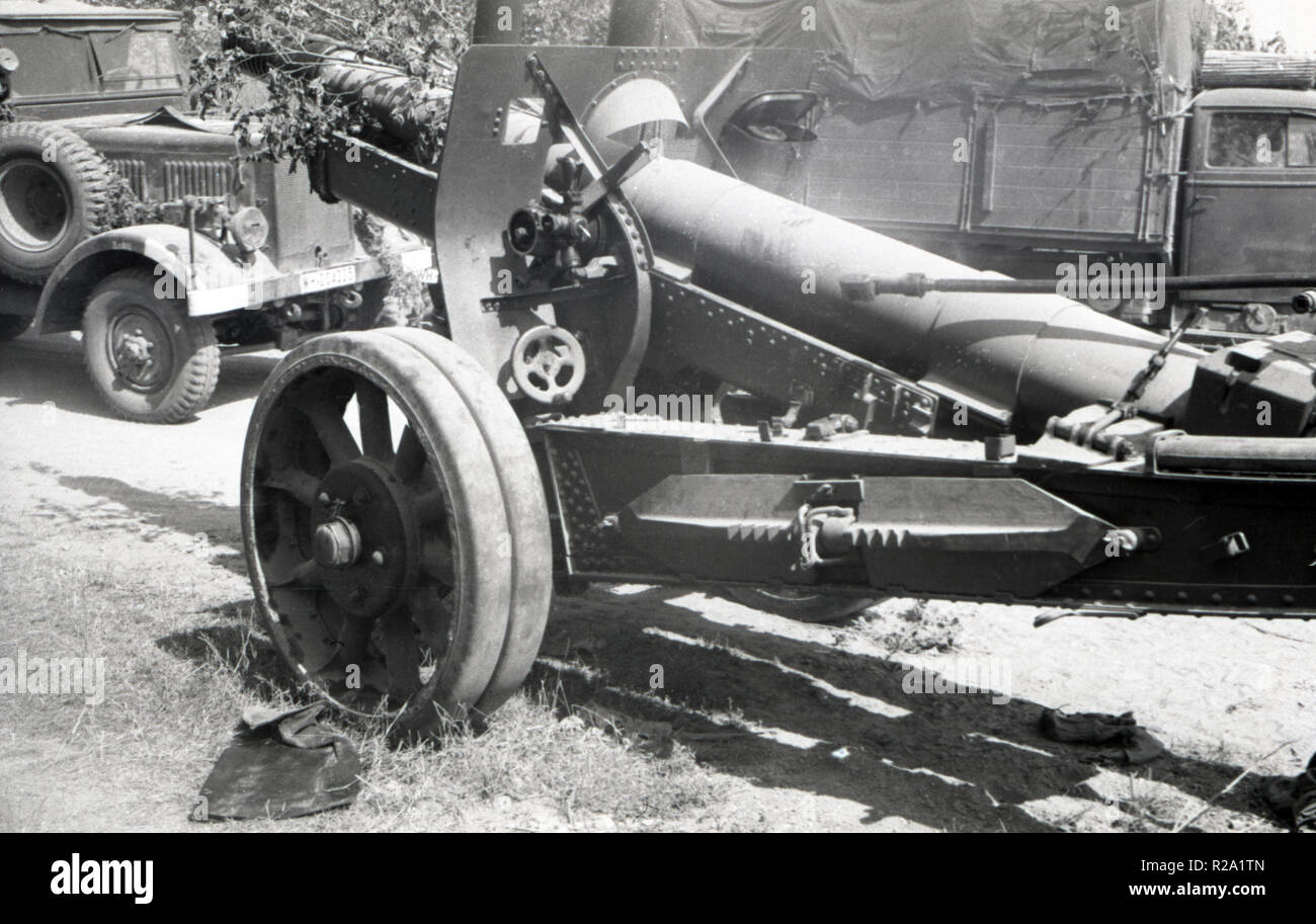 Wehrmacht Heer Schwere Feldkanone 390 12,2 cm / 122 mm – German Army Heavy Field Cannon 390 12.2 cm / 122mm Stock Photo