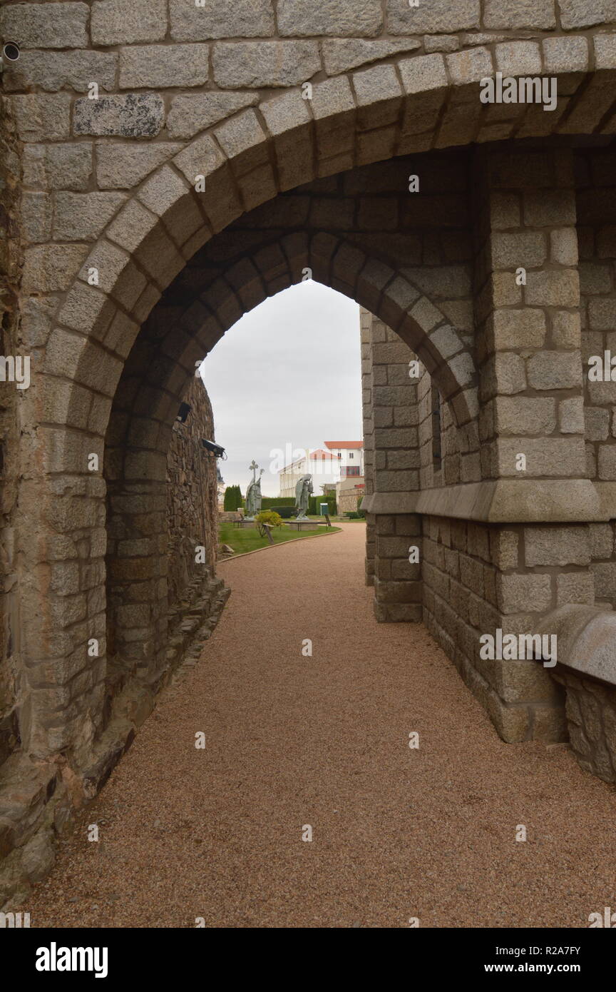 Arch Of Half Point In The Garden With Three Angels Background Of The Episcopal Palace In Astorga. Architecture, History, Camino De Santiago, Travel, S Stock Photo