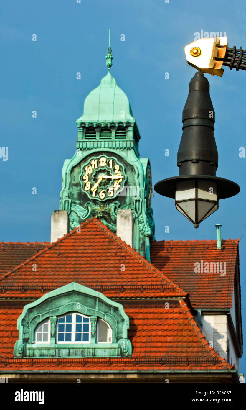Deutschland, Hessen, Bad Nauheim, Uhrturm mit Jugendstillampe im Sprudelhof, Stock Photo