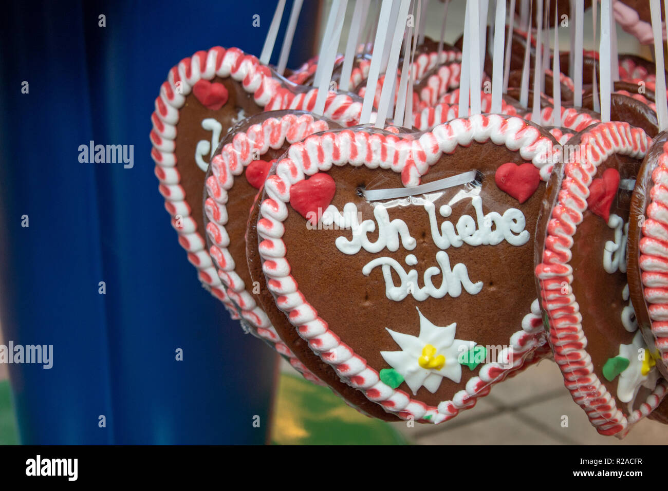 Lebkuchenherzen mit den Worten: “Ich liebe dich“ Stock Photo