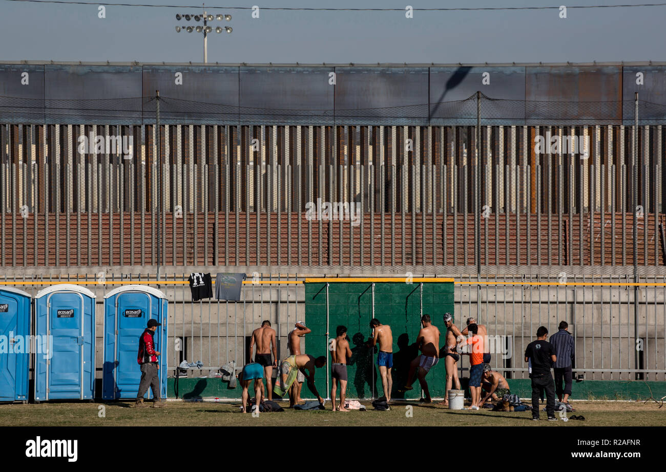 Tijuana, Mexico. 17th Nov, 2018. Migrants shower outdoors at the Benito Juárez sports complex in Tijuana. Between 2000 and 2500 migrants are accommodated there. The hostels in Tijuana are full - authorities estimated that a total of about 9600 people will arrive in the border city with several so-called migrant caravans. They all have a common goal: The United States. People flee violence and unemployment in their home countries. Credit: Omar Martinez/dpa/Alamy Live News Stock Photo