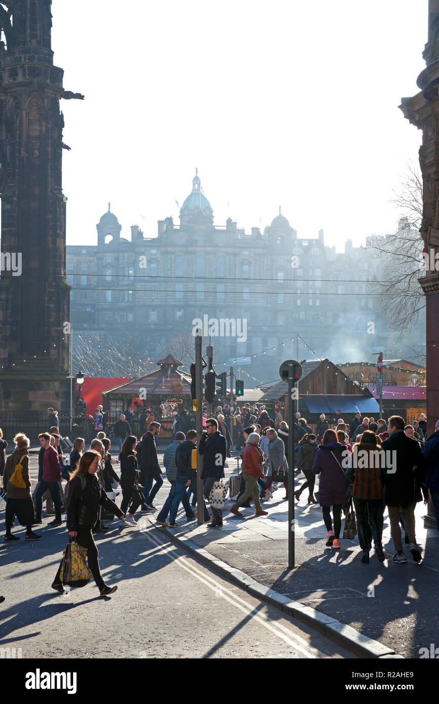 Edinburgh, Scotland. 18 Nov. 2018. UK weather, sunshine with mist in the background, temperature at 6 degrees in the Scottish capital's Princes Street with bustling pavements in the city centre. Stock Photo
