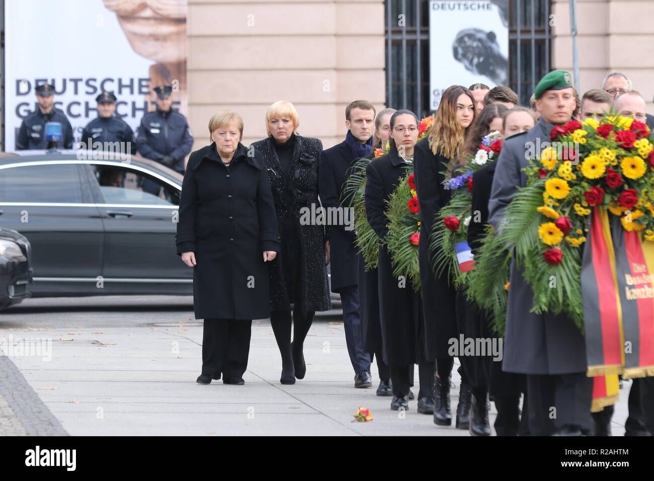 Berlin, Germany. 18th Nov, 2018. Chancellor Angela Merkel, Claudia Roth and the French President Emmanuel Macron at the wreath-laying ceremony in the Neue Wache in Berlin. On Memorial Day on 18.11.2018, the victim of war and tyranny in Berlin is commemorated. Credit: SAO Struck/Alamy Live News Stock Photo