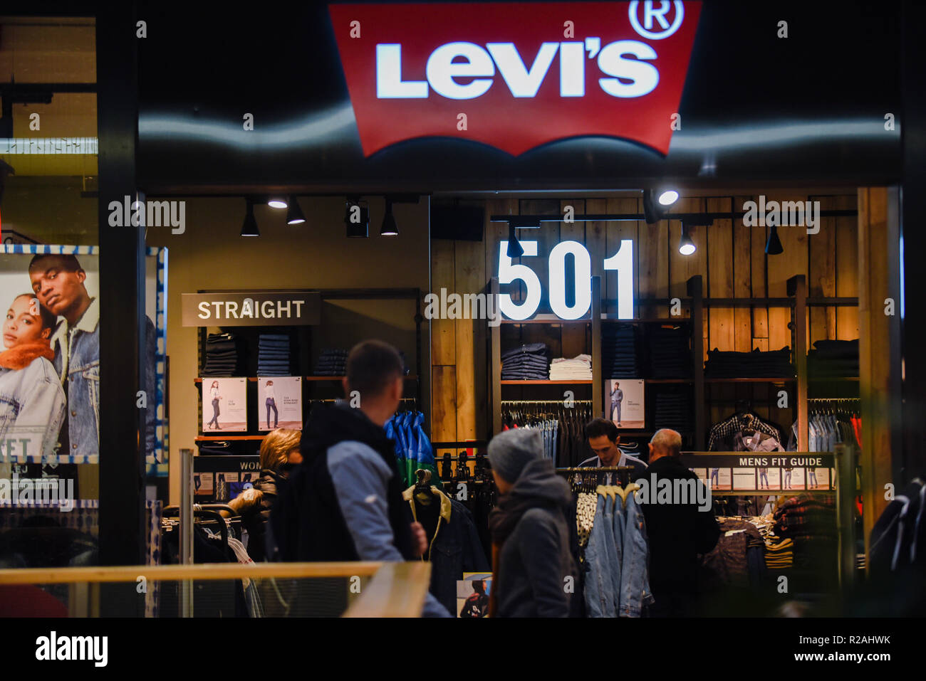 Krakow, Poland. 16th Nov, 2018. People are seen standing next to the Levis  shop. Credit: Omar Marques/SOPA Images/ZUMA Wire/Alamy Live News Stock  Photo - Alamy