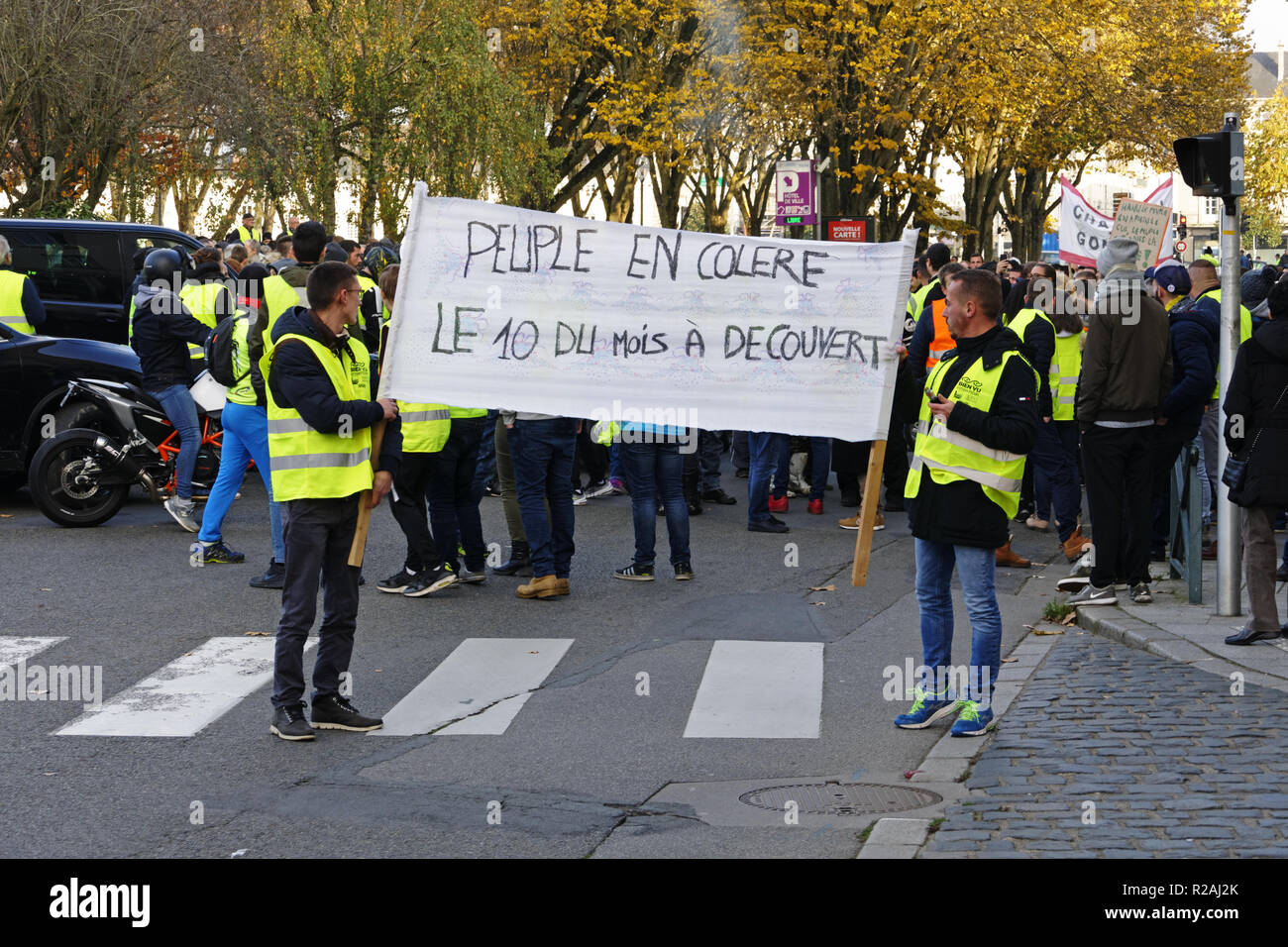 Yellow vests movement hi-res stock photography and images - Page 2 - Alamy