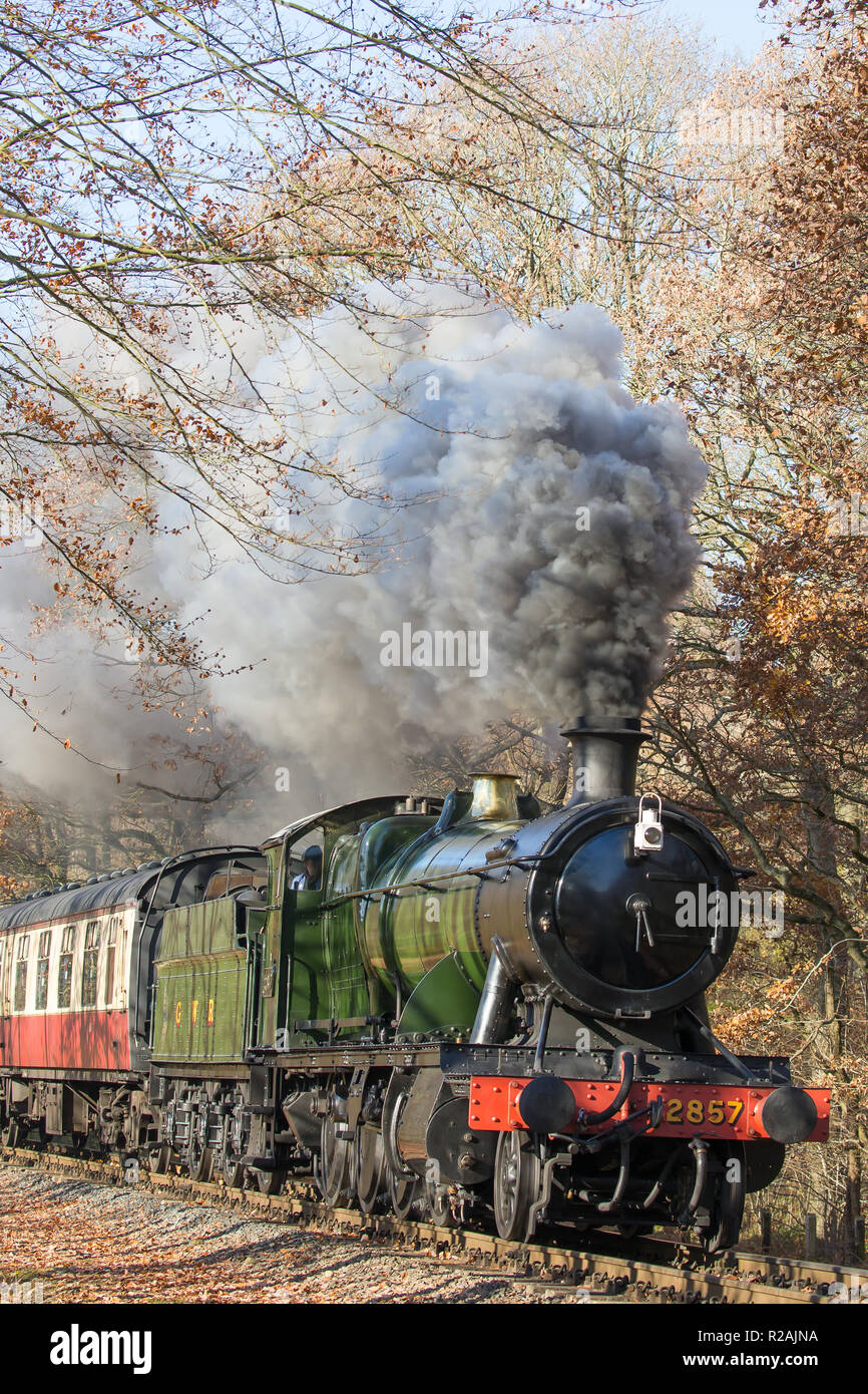 Bewdley, UK. 18th November, 2018. UK weather: travellers on the Severn Valley Railway (a heritage railway line between Kidderminster and Bridgnorth) enjoy glorious autumn sunshine as their vintage UK steam locomotive passes through the beautiful, autumn, rural, Worcestershire countryside. Credit: Lee Hudson/Alamy Live News Stock Photo
