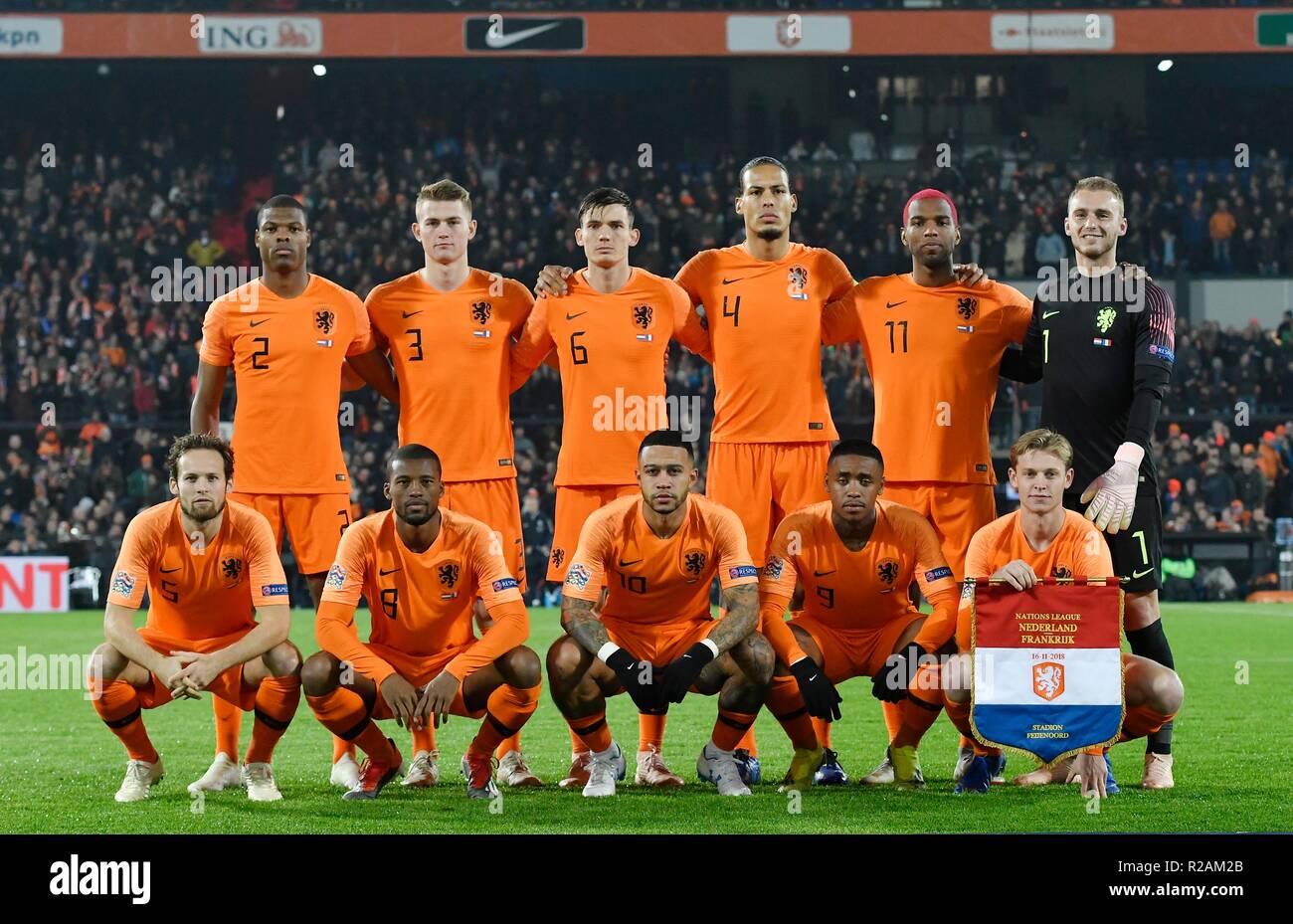 16-11-2018 VOETBAL: UEFA NATIONS LEAGUE NEDERLAND-FRANKRIJK: ROTTERDAM Nederlands elftal Boven vlnr Denzel Dumfries, Matthijs de Ligt (Ajax), Daley Blind (Ajax), Virgil van DIjk (Liverpool), Ryan Babel en Jasper Cillessen (FC Barcelona) Onder vlnr. Daley Blind (Ajax), Marten de Roon (Atalanta Bergamo), Memphis Depay, Steven Bergwijn (PSV) en Frenkie de Jong (Ajax) Foto: SCS/Soenar Chamid Stock Photo