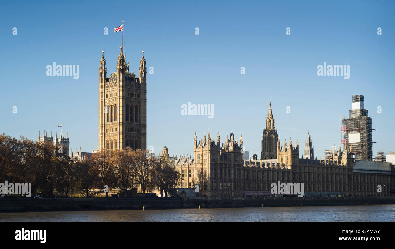 London, UK. 18th November 2018. Sunny  blue sky over the Houses of Parliament on Sunday 18th November. The union flag flutters proudly but the image indicates a sense of calm that belies the political Brexit turmoil that will erupt again in the week to come. Credit: Roger Hutchings/Alamy Live News Stock Photo