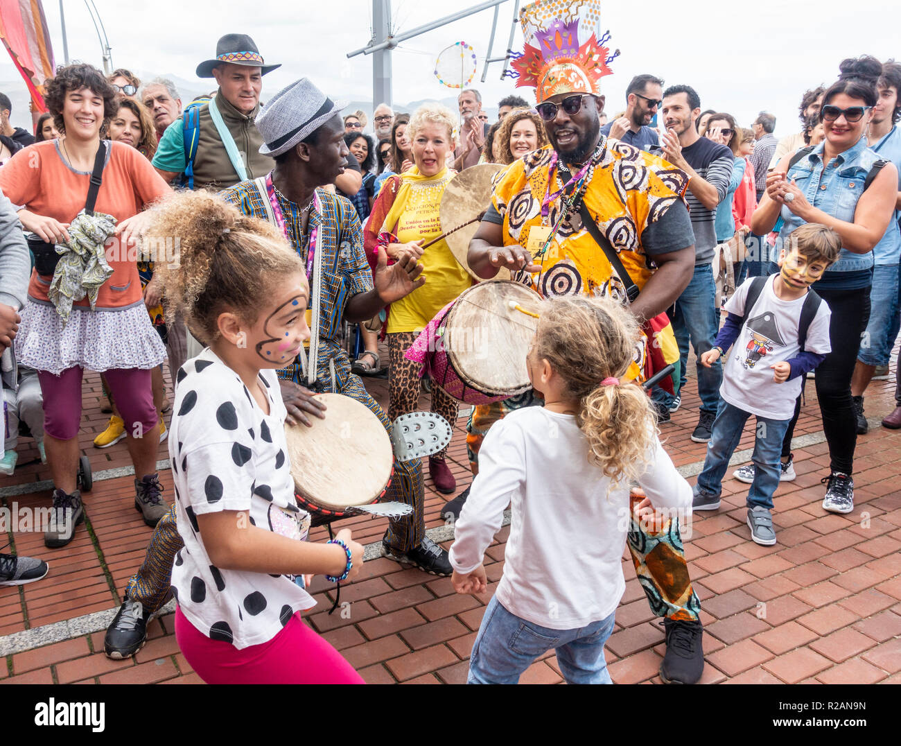 Las Palmas, Gran Canaria, Canary Islands, Spain. 18th November 2018.  Impromptu dancing at the WOMAD music festival closing procession in Las  Palmas. Former Genesis singer, Peter Gabriel, is one of the founders