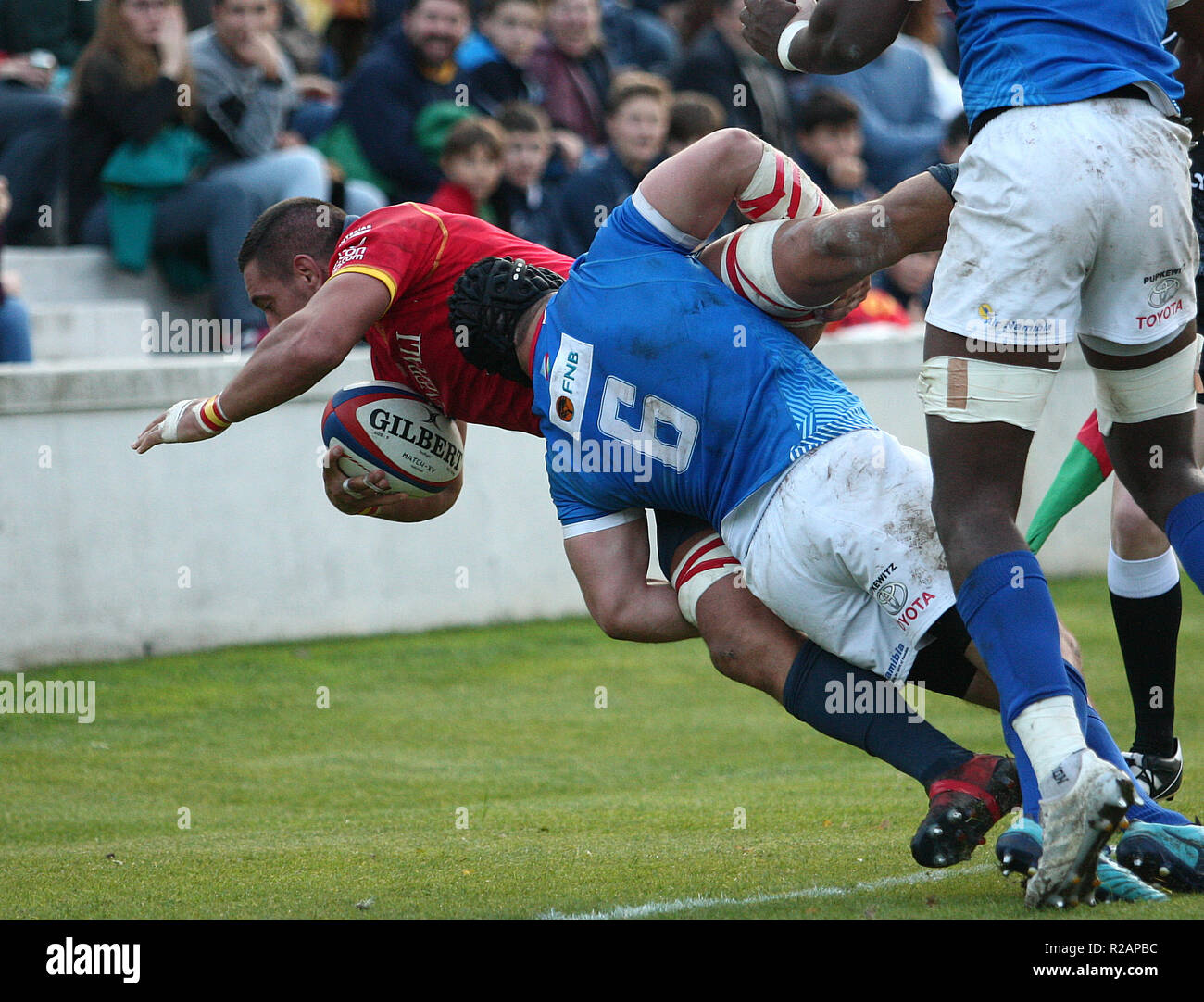 Madrid, Spain. 18/11/2018, Rugby Test Match  Victor Sanchez of Spain  and  Kitshoff, Rohan of Namibia,in game action during  the match between Spain-Namibia to Universidad Complutence Stadium,to Madrid Spain. Credit: Leo Cavallo/Alamy Live News Stock Photo