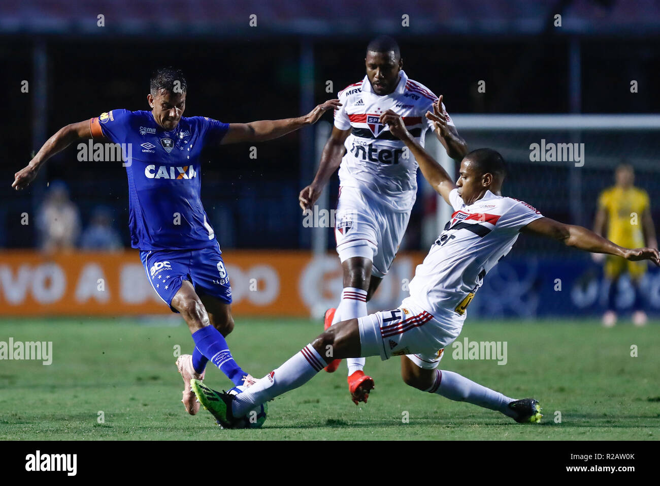 Sao Paulo, Brazil. 18th Nov, 2018. SP - Sao Paulo - 18/11/2018 - Brasileiro A 2018, Sao Paulo x Cruzeiro - Bruno Alves jogador do Sao Paulo disputa lance com Henrique jogador do Cruzeiro durante partida no estadio Morumbi pelo campeonato Brasileiro A 2018. Foto: Marcello Zambrana/AGIF Credit: AGIF/Alamy Live News Stock Photo