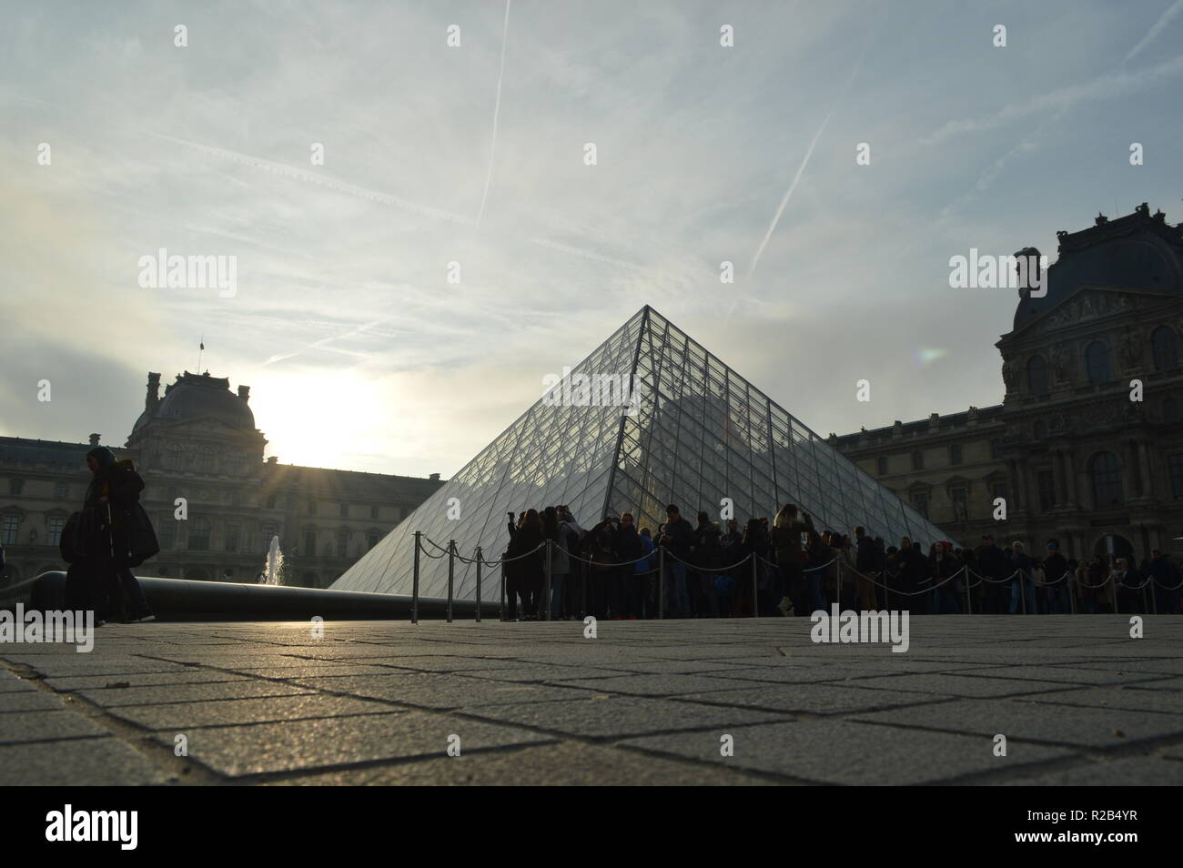 Photo : Chloë Sevigny et son chéri arrivant au Grand Dîner Privé Louis  Vuitton à la Pyramide du Louvre à Paris, le 11 avril 2017. - Purepeople