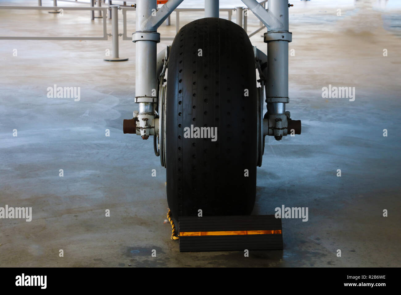 Front landing gear hi-res stock photography and images - Alamy