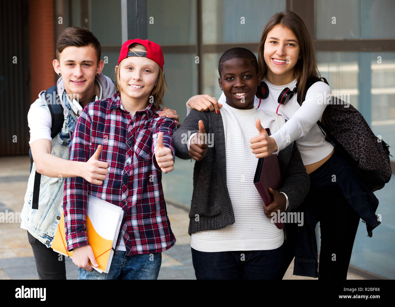 Group of teens posing hi-res stock photography and images - Alamy