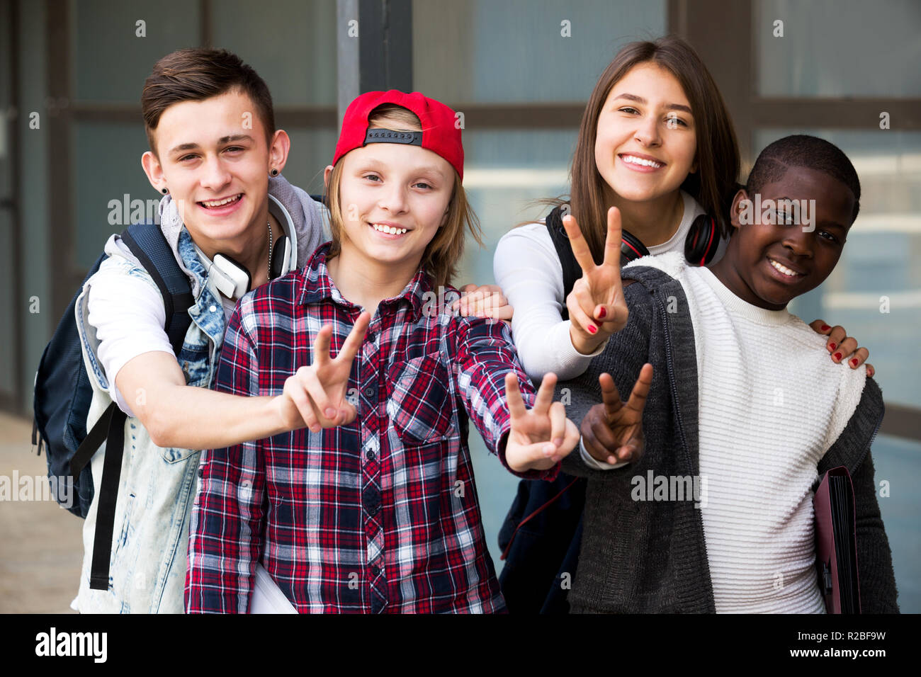 Teens group listening music hi-res stock photography and images - Alamy