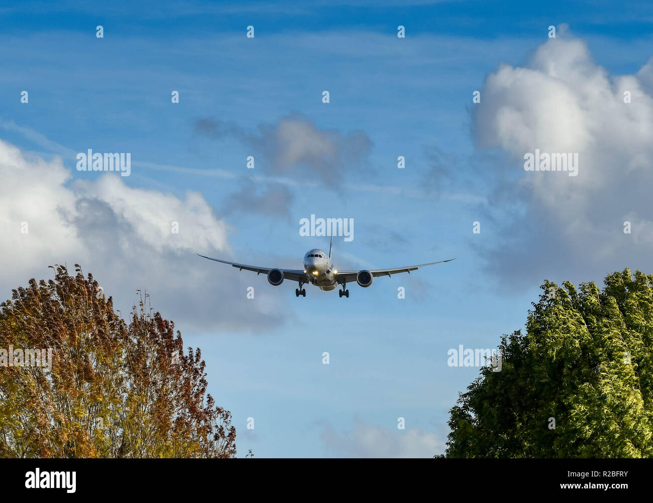 LONDON, ENGLAND - NOVEMBER 2018: Wide angle view of an El Al Boeing 787 Dreamliner jet on final approach to London Heathrow Airport. Stock Photo