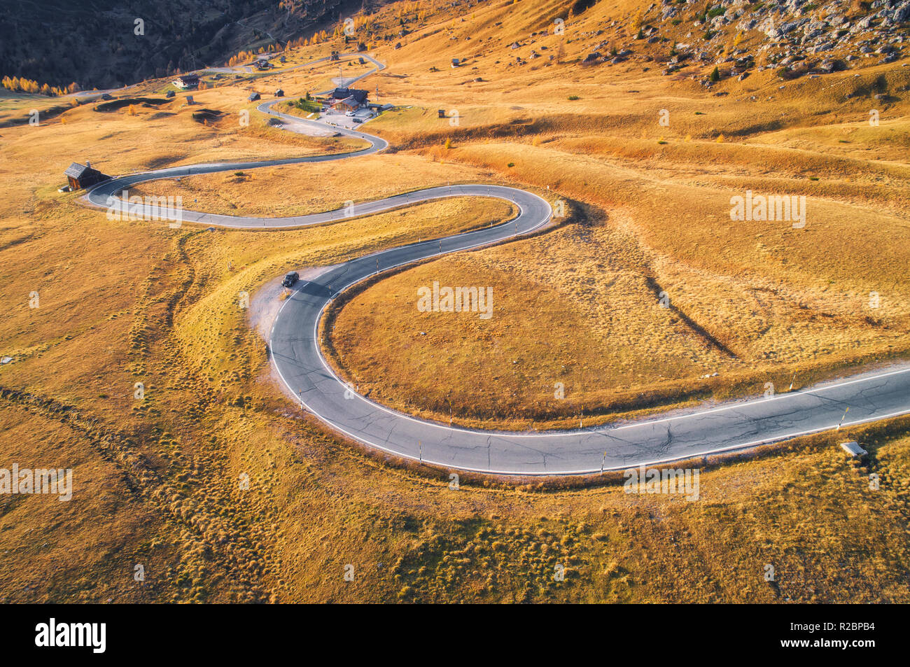 Highway through the mountains in italy hi-res stock photography and ...