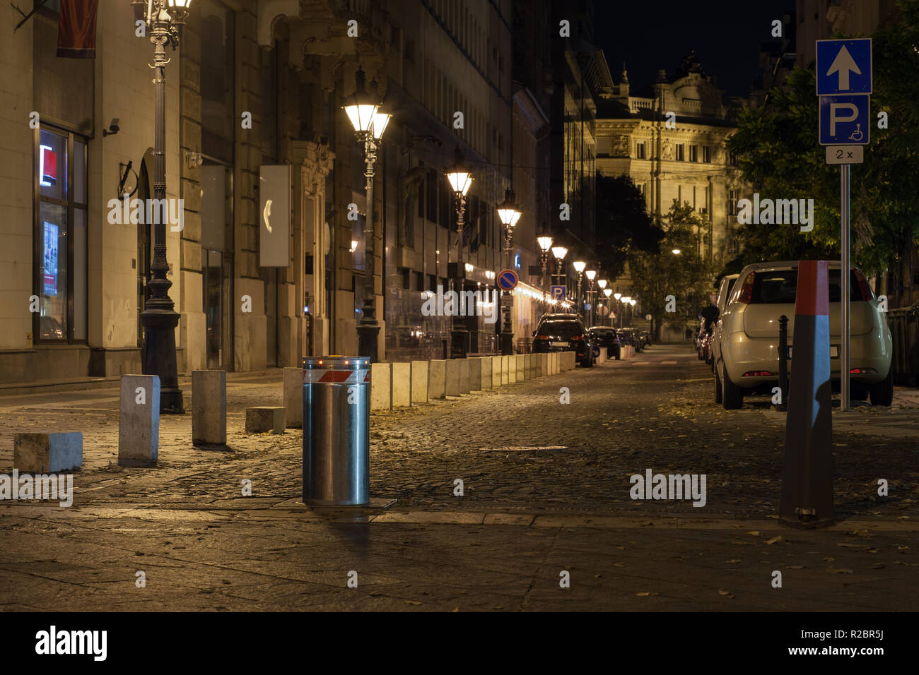 Empty residential street at night hi-res stock photography and images ...