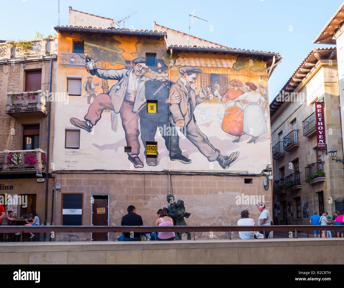 Fachada pintada homenaje al vino en Haro (capital del vino Rioja). La Rioja. España Stock Photo