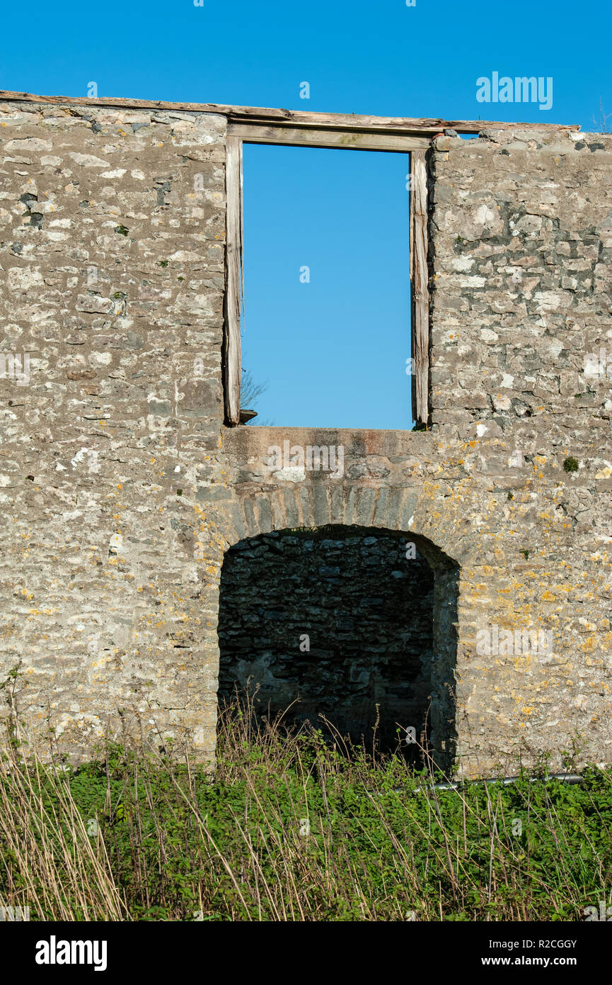 Derelict barn uk hi-res stock photography and images - Alamy