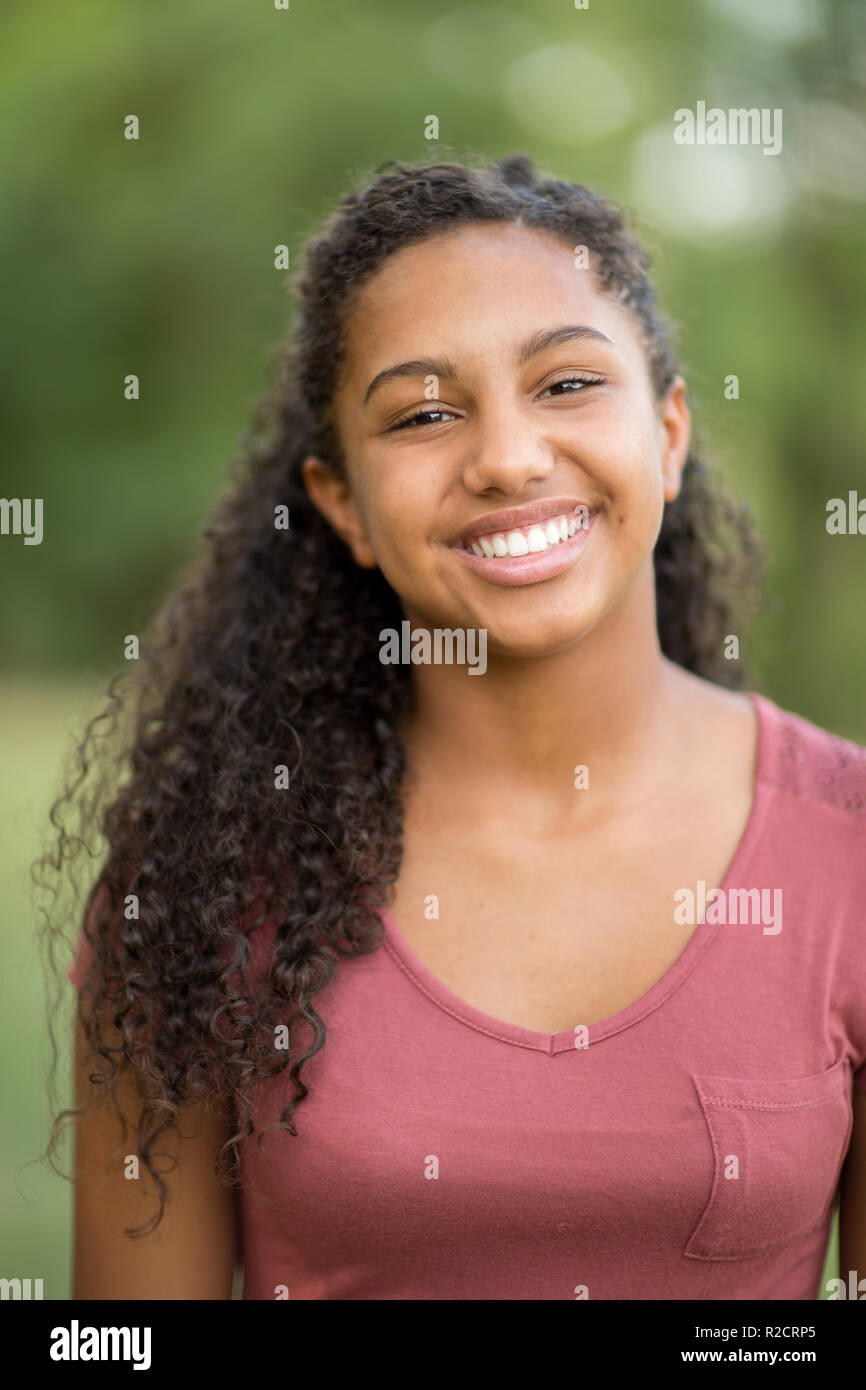Black teen girl smiling outside hi-res stock photography and images - Alamy
