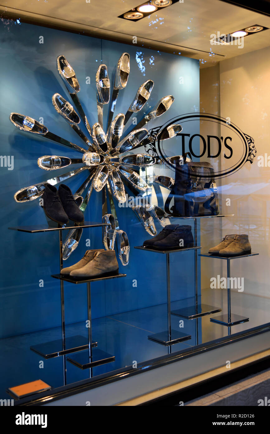 Shop window display shoes hires stock photography and images Alamy