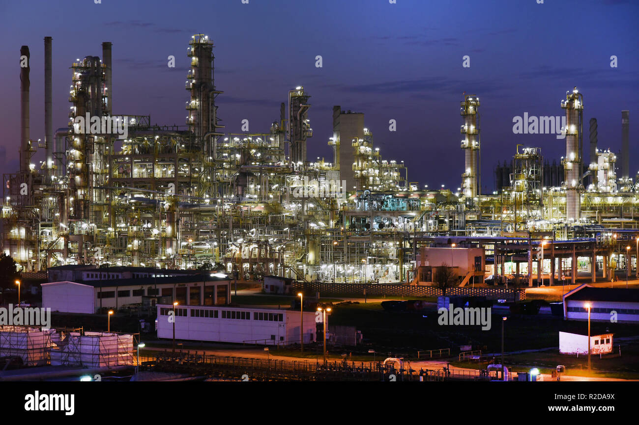Leuna Germany 15th Nov 18 15 000 Lights Illuminate The Total Raffinerie Mitteldeutschland Plants In Leuna At