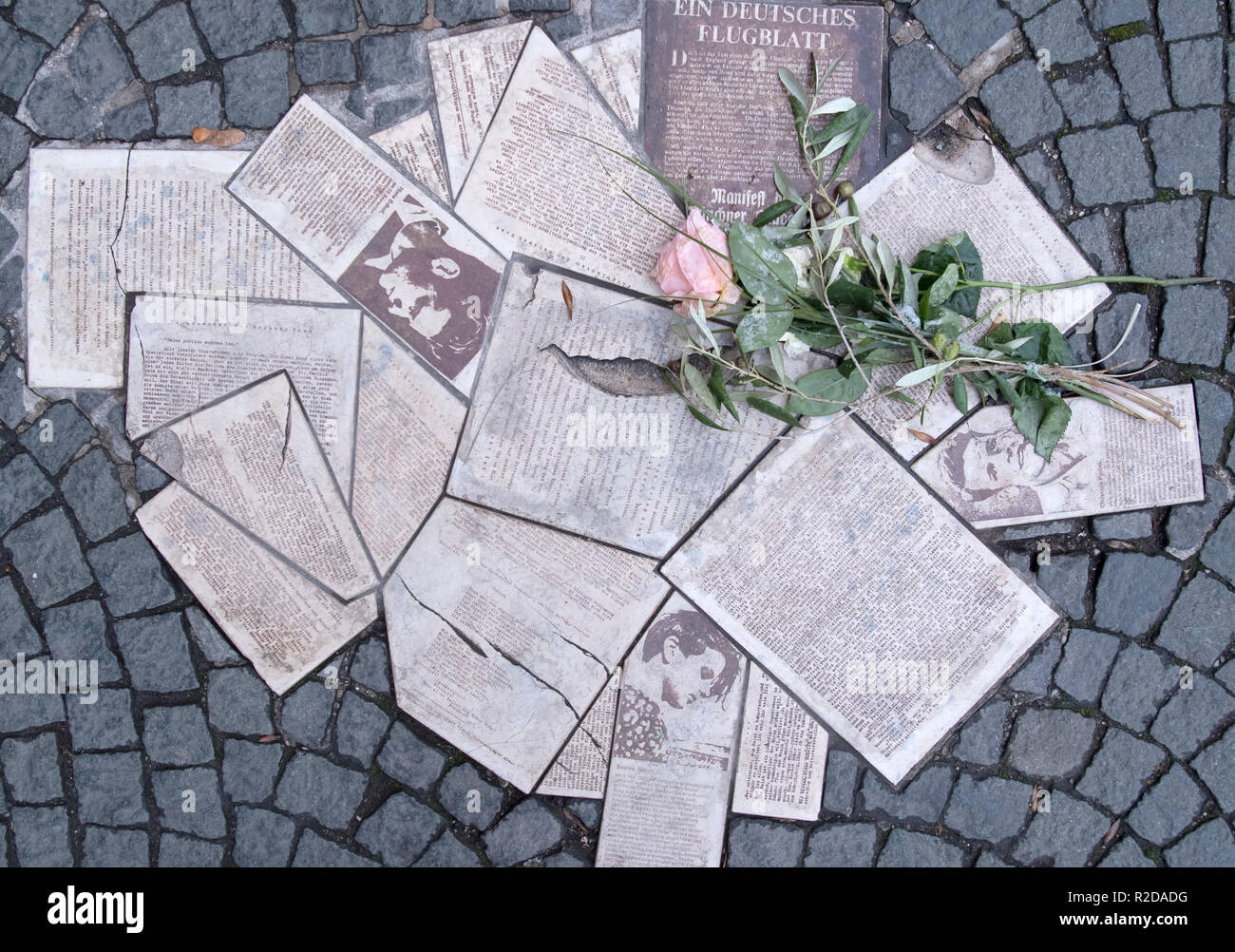 19 November 2018, Bavaria, München: In front of the entrance to the main  building of the Ludwig-Maximilians-Universität (LMU) at  Geschwister-Scholl-Platz the leaflets of the resistance group "White Rose"  are embedded in the