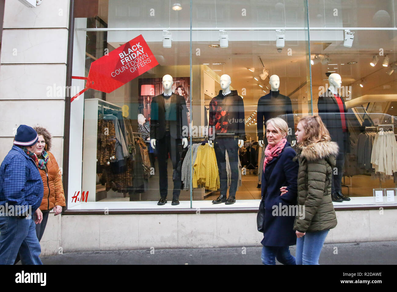 Oxford Street, London, UK 19 Nov 2018 - Shoppers walks past H&M store in  Oxford Street. H&M store on LondonÕs Oxford Street gets ready for Black  Friday Event with huge savings. Black