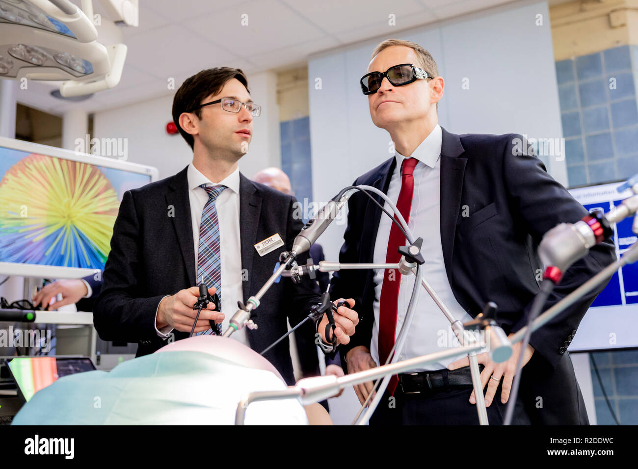 Berlin, Germany. 19th Nov, 2018. Michael Müller (SPD, r), Governing Mayor of Berlin, stands with Johannes Fallert, Head of Research and Technology at Karl Storz Endoskope, in a networked operating theatre with laparoscope at Karl Storz Endoskope's training centre, wearing a 3D drill. Credit: Christoph Soeder/dpa/Alamy Live News Stock Photo