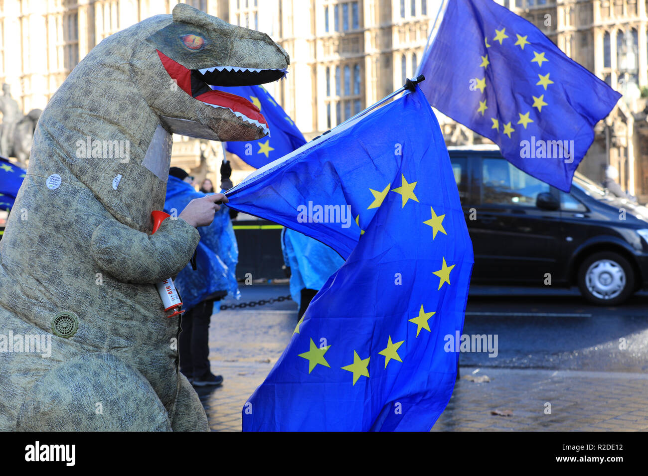 Westminster, London, UK, 19th Nov 2018. Anti-Brexit protesters from SODEM (Stand in Defiance European Movement), led by 'shouty man' Steve Bray, and including a large dinosaur, have turned out in large numbers outside the Houses of Parliament in Westminster to demonstrate against Brexit and for a 'People's Vote' on the eventual deal. Credit: Imageplotter News and Sports/Alamy Live News Stock Photo