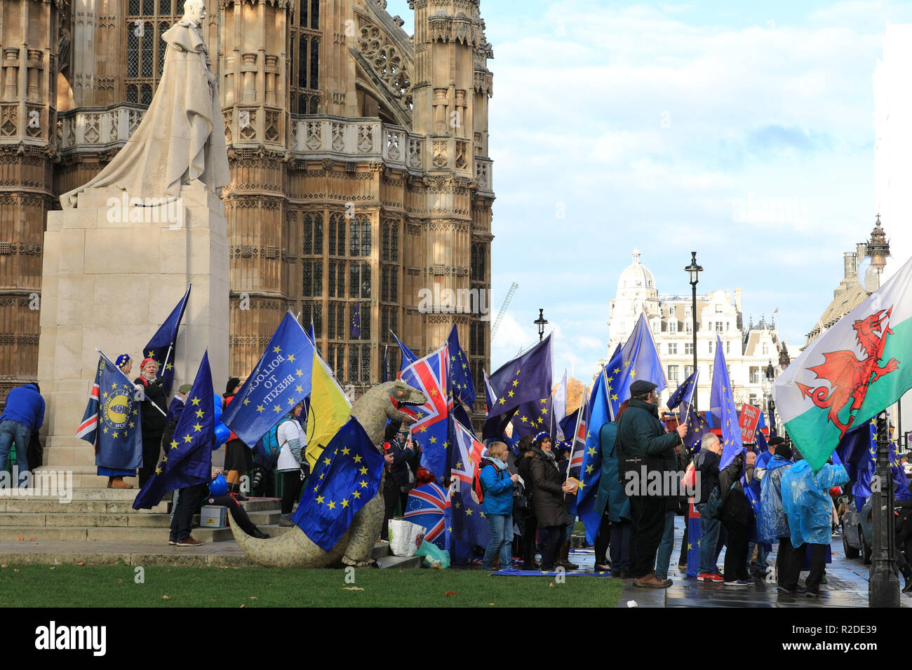 Westminster, London, UK, 19th Nov 2018. Anti-Brexit protesters from SODEM (Stand in Defiance European Movement), led by 'shouty man' Steve Bray, and including a large dinosaur, have turned out in large numbers outside the Houses of Parliament in Westminster to demonstrate against Brexit and for a 'People's Vote' on the eventual deal. Credit: Imageplotter News and Sports/Alamy Live News Stock Photo