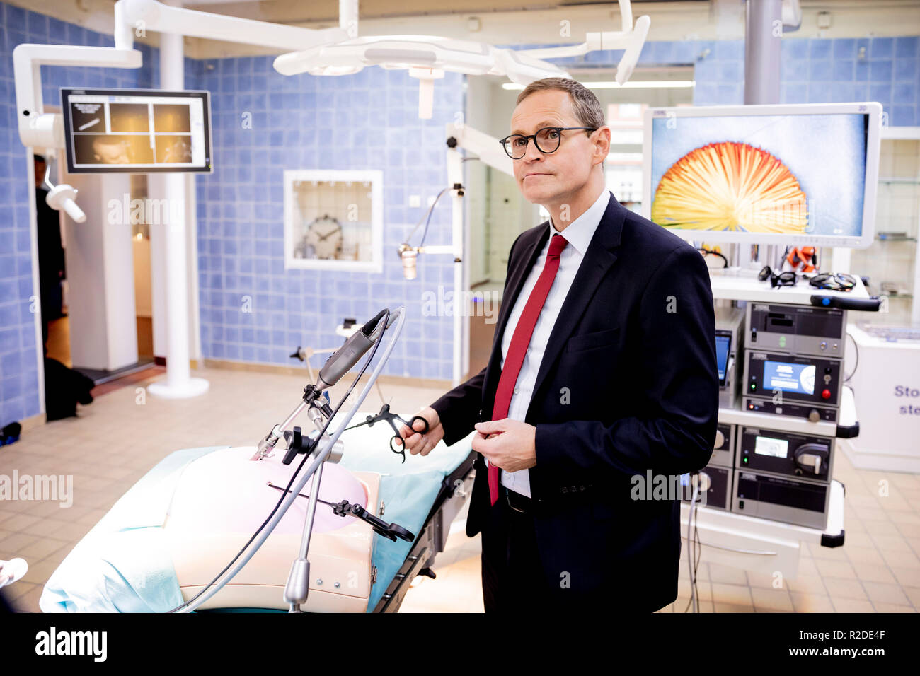 Berlin, Germany. 19th Nov, 2018. Michael Müller (SPD), Governing Mayor of Berlin, stands in a networked operating theatre with laparoscope at Karl Storz Endoskope's training centre. Credit: Christoph Soeder/dpa/Alamy Live News Stock Photo