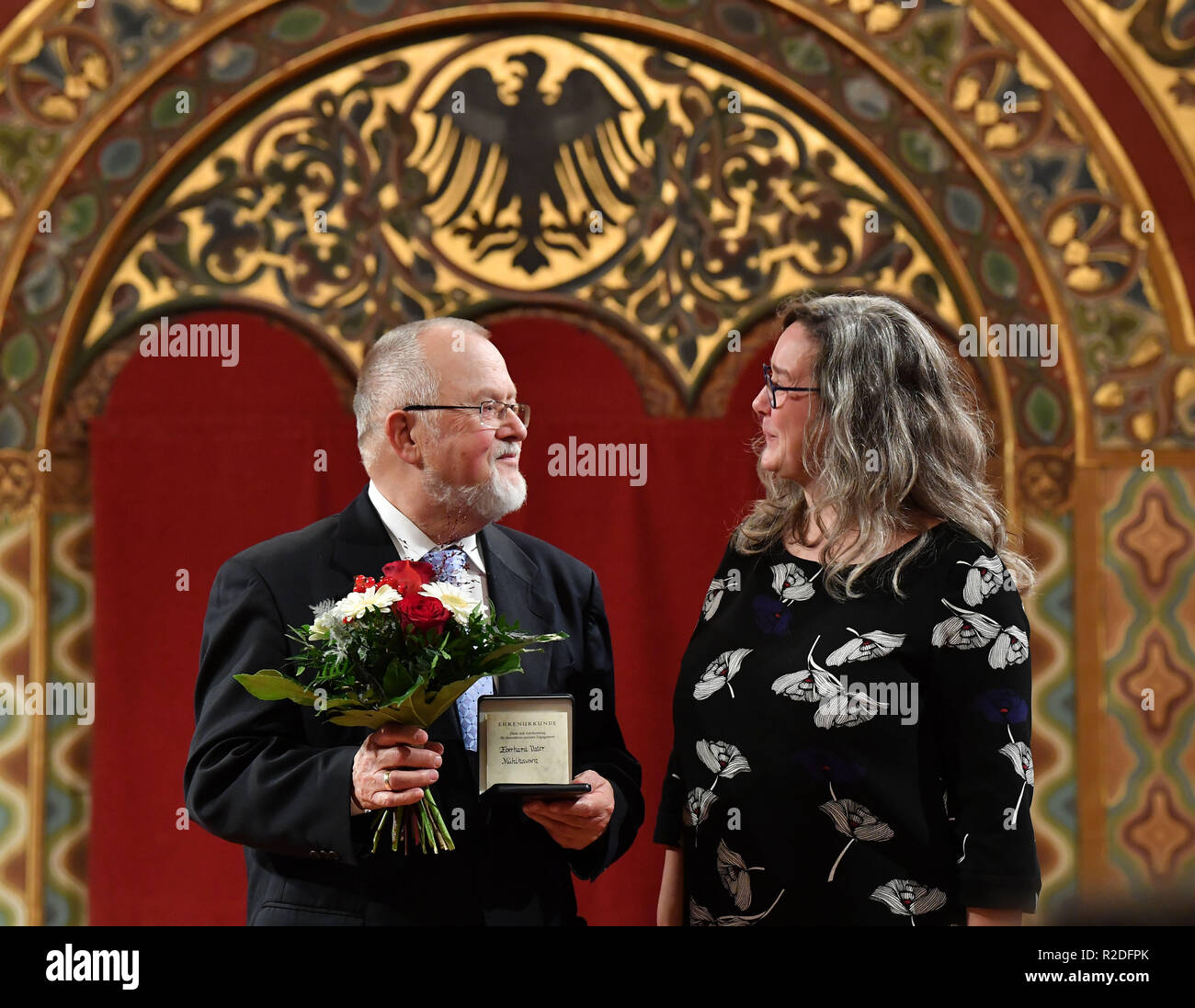 Eisenach, Germany. 19th Nov, 2018. Heike Werner (Die Linke), Thuringia's  Minister of Social Affairs, and award winner Eberhard Vater from Mühlhausen  are on the podium at a ceremony at Wartburg Castle during