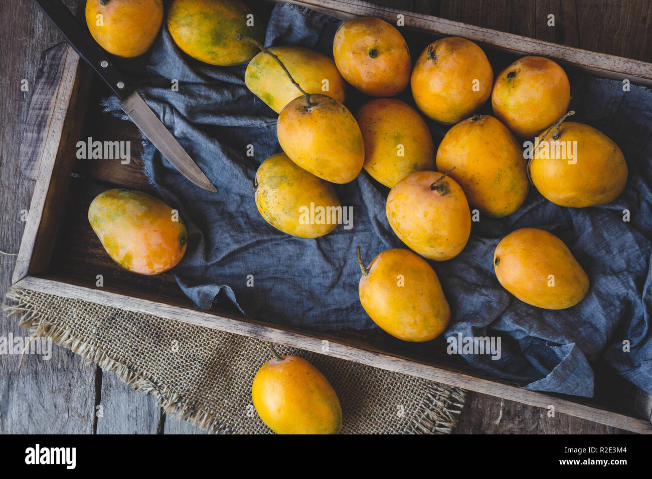 Mango R Vietnamese fruit green mango cut hi-res stock photography and images ...