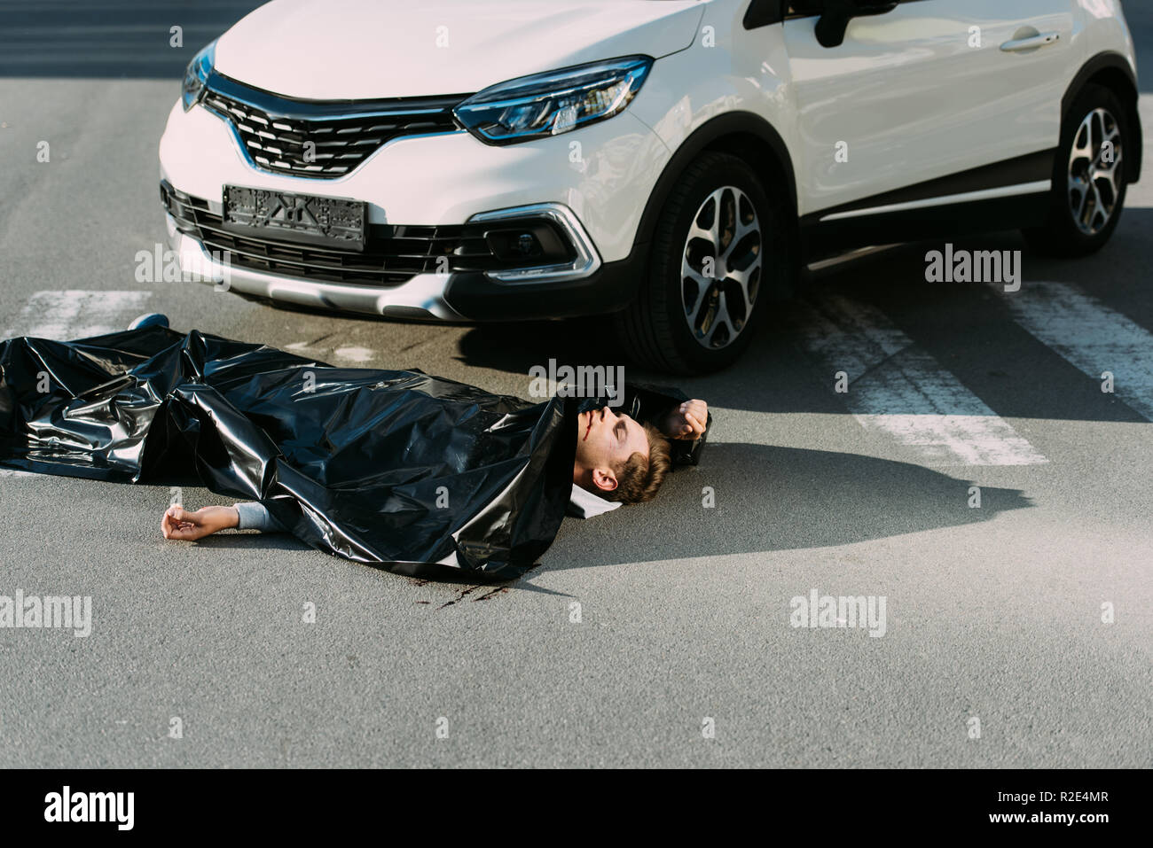 Dead body man road hi-res stock photography and images - Alamy