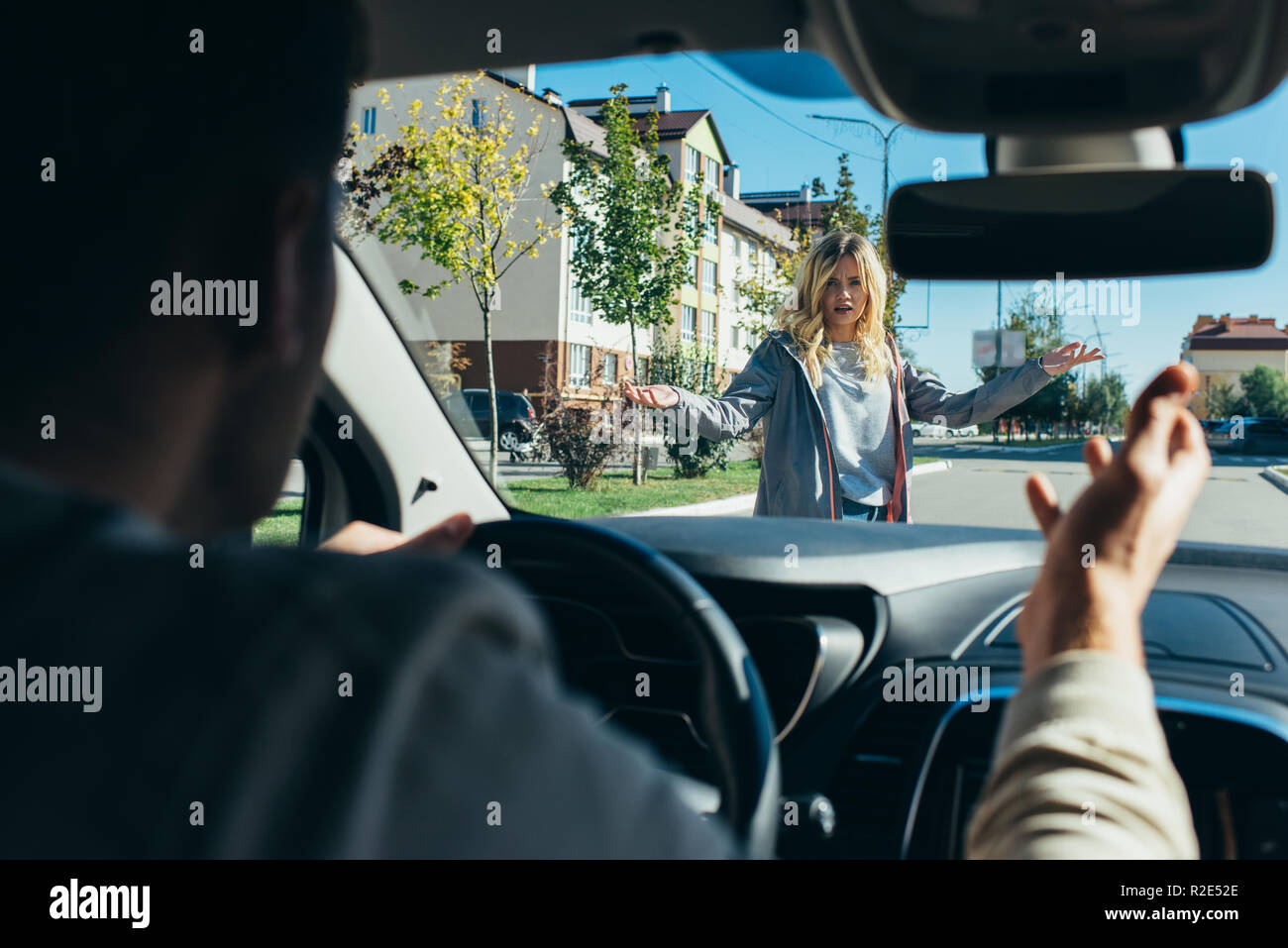Агрессивный стиль вождения. Гаишник остановил. Гаишник остановил. Агрессивный водитель. Демотиваторы про водителей.
