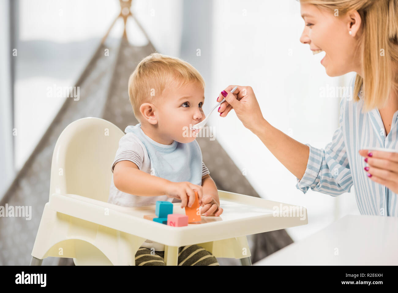 mom feeding chair