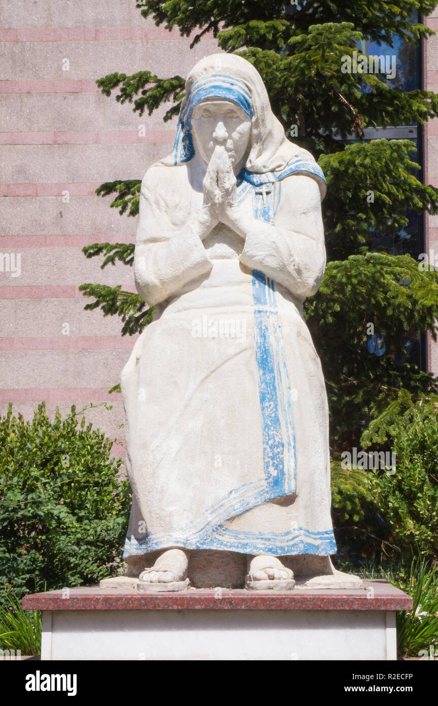 The statue of Mother Teresa in front of Saint Paul's Cathedr…