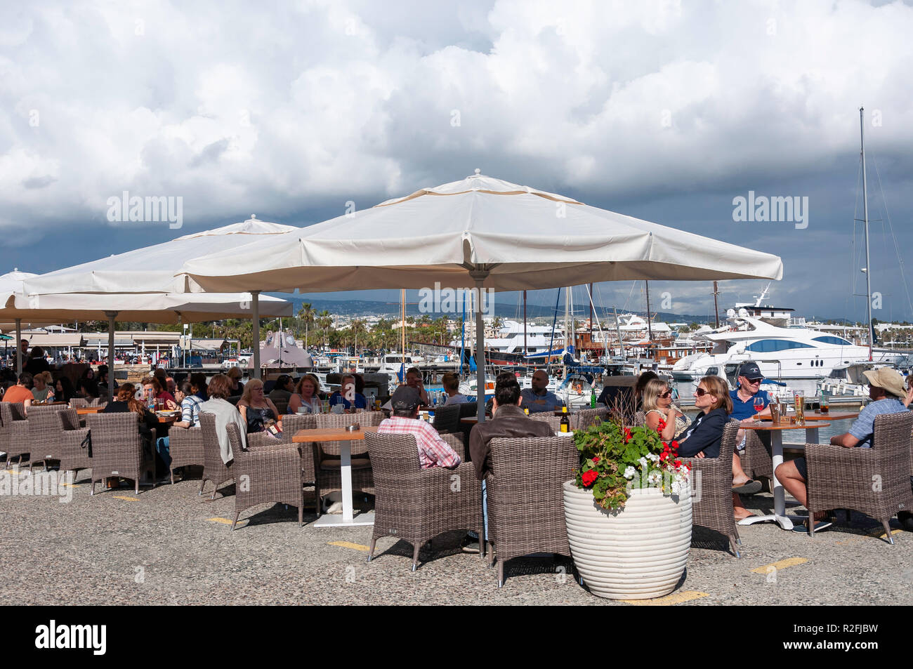 Outdoor restaurant on Paphos Harbour promenade, Paphos (Pafos), Pafos District, Republic of Cyprus Stock Photo