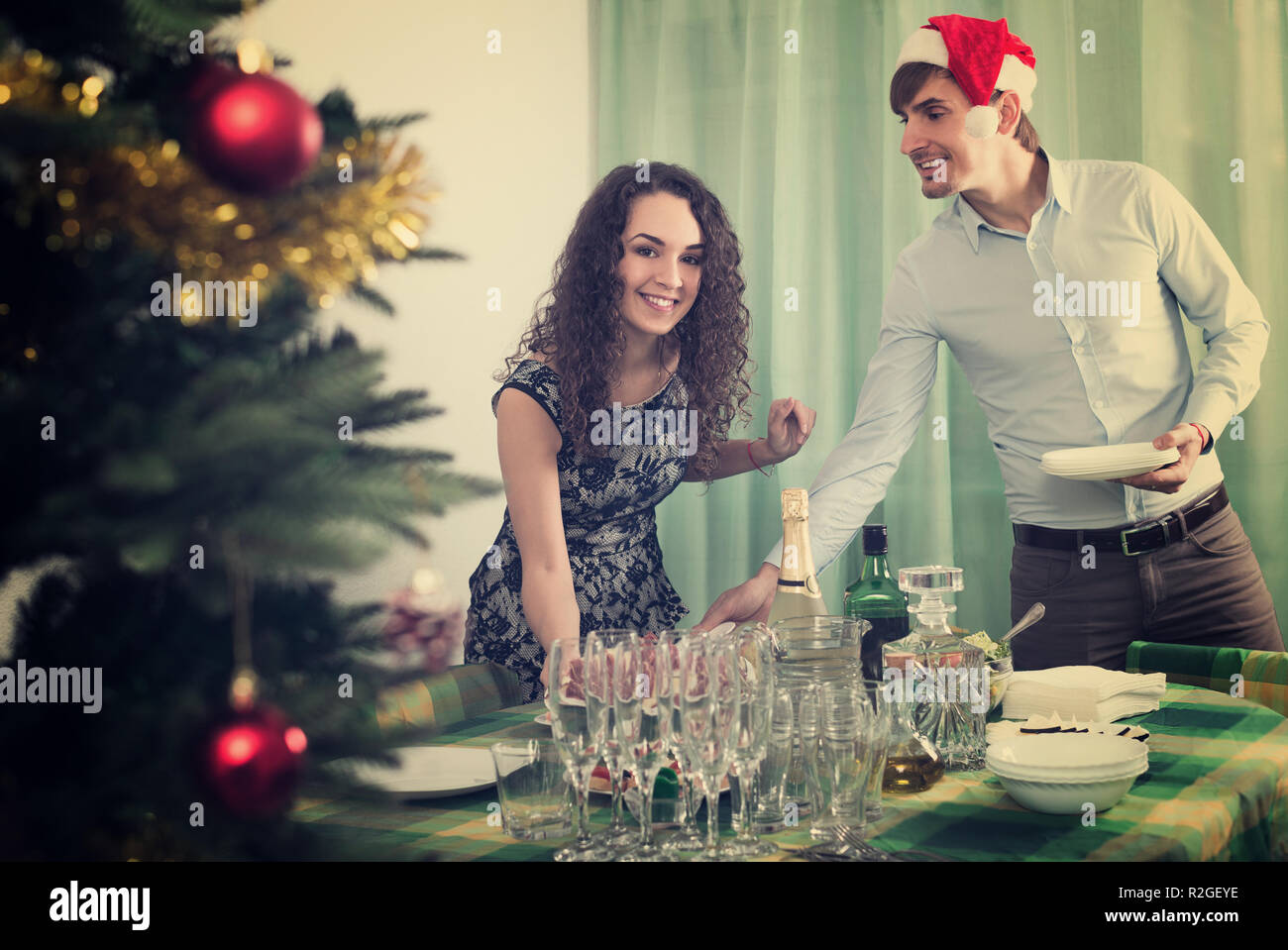 Christmas table happy guests hi-res stock photography and images - Alamy