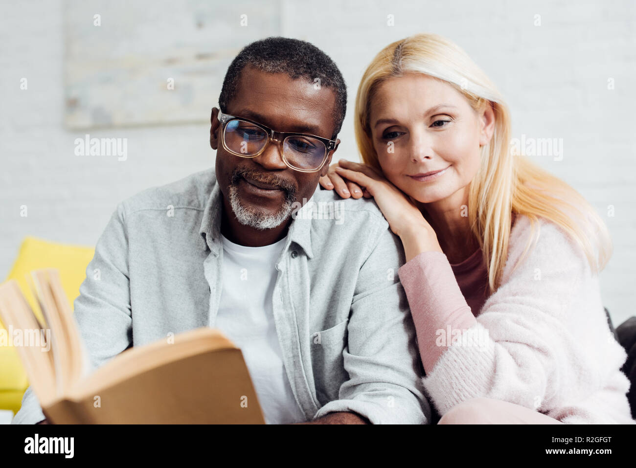 Mature woman african american book hi-res stock photography and images ...