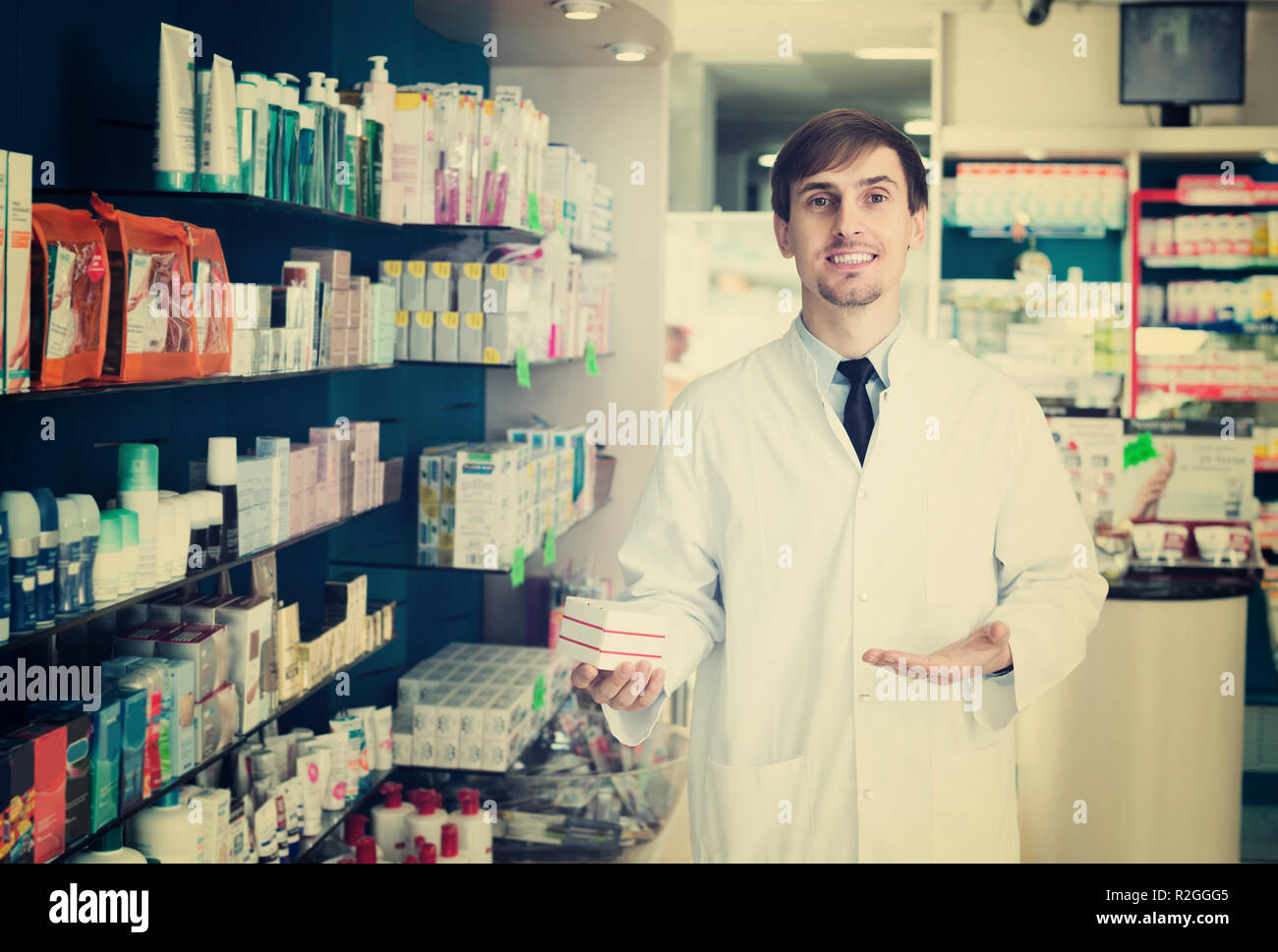 Male chemist store hi-res stock photography and images - Alamy