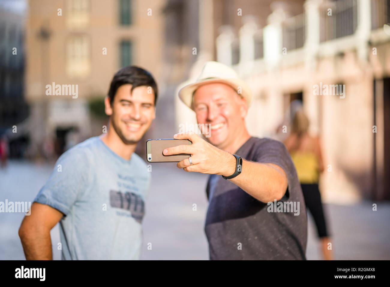 Man taking smartphone selfie hi-res stock photography and images - Alamy