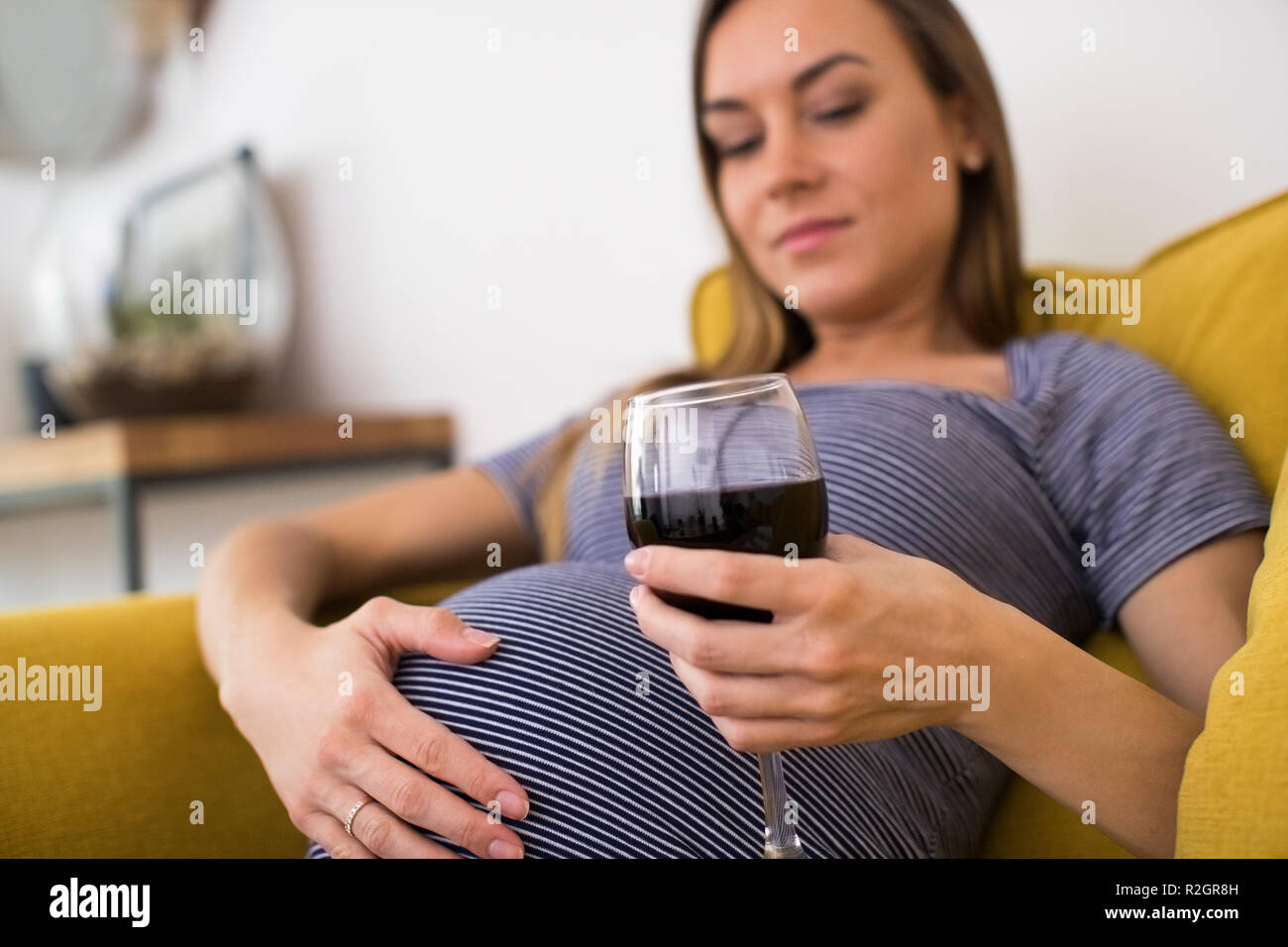 Pregnant alcohol hires stock photography and images Alamy
