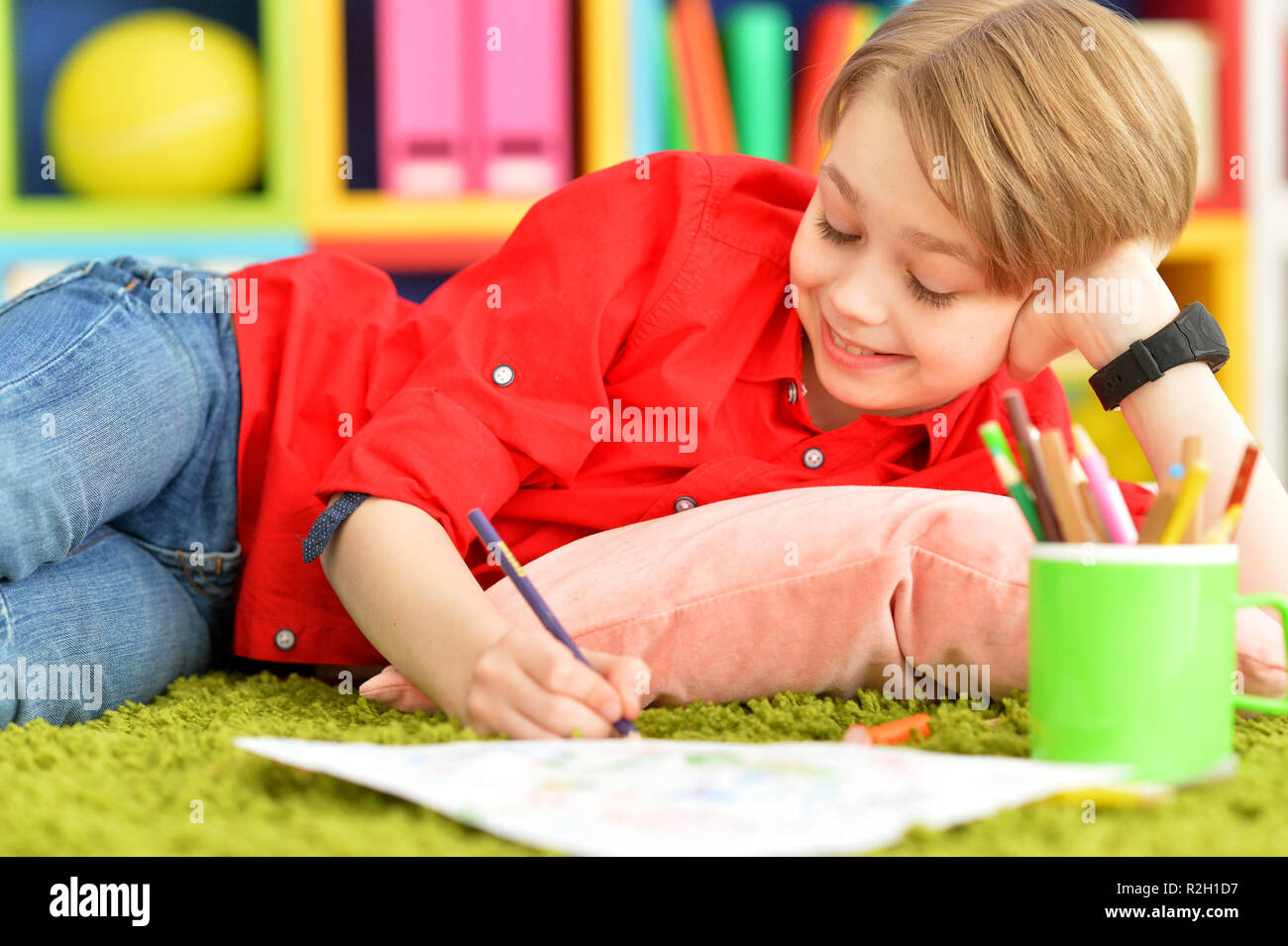 Portrait of cute little boy drawing at home Stock Photo - Alamy