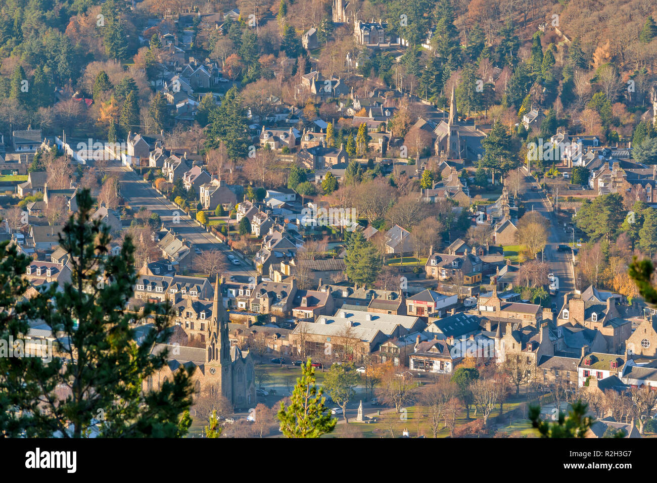 BALLATER ABERDEENSHIRE SCOTLAND HOUSES CHURCHES AND STREETS SEEN FROM CREAG COILLICH HILL Stock Photo