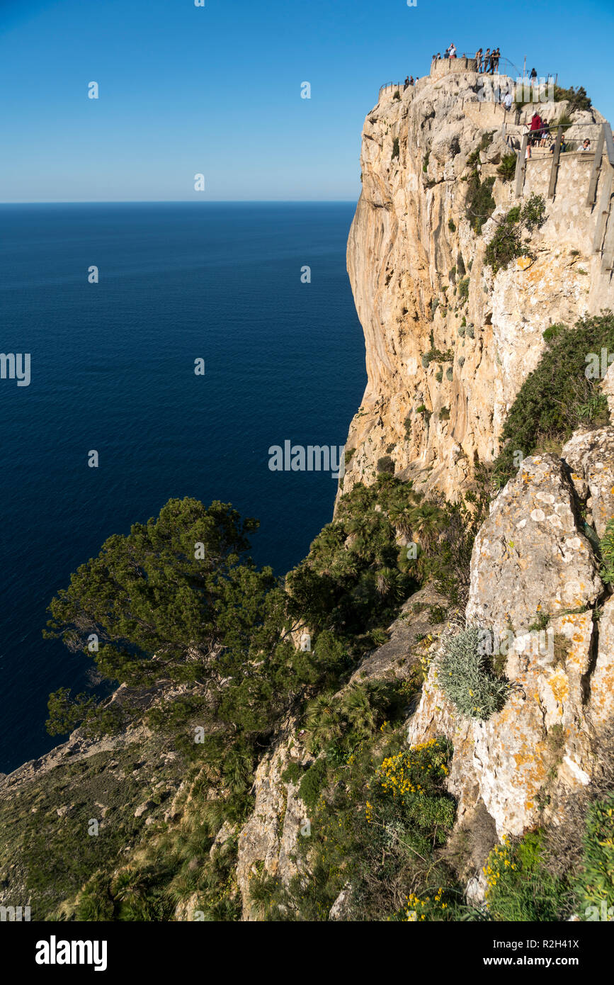 Aussichtsplattform  und Steilküste am Cap Formentor, Mallorca, Balearen, Spanien  | viewing platform and steep coast of Cap de Formentor,  Majorca, Ba Stock Photo