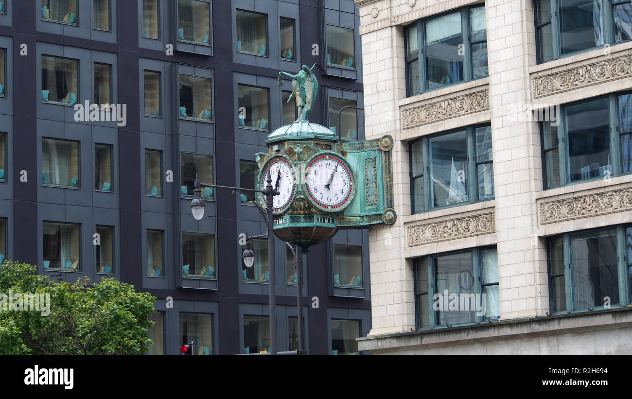 Big green clock hi-res stock photography and images - Alamy