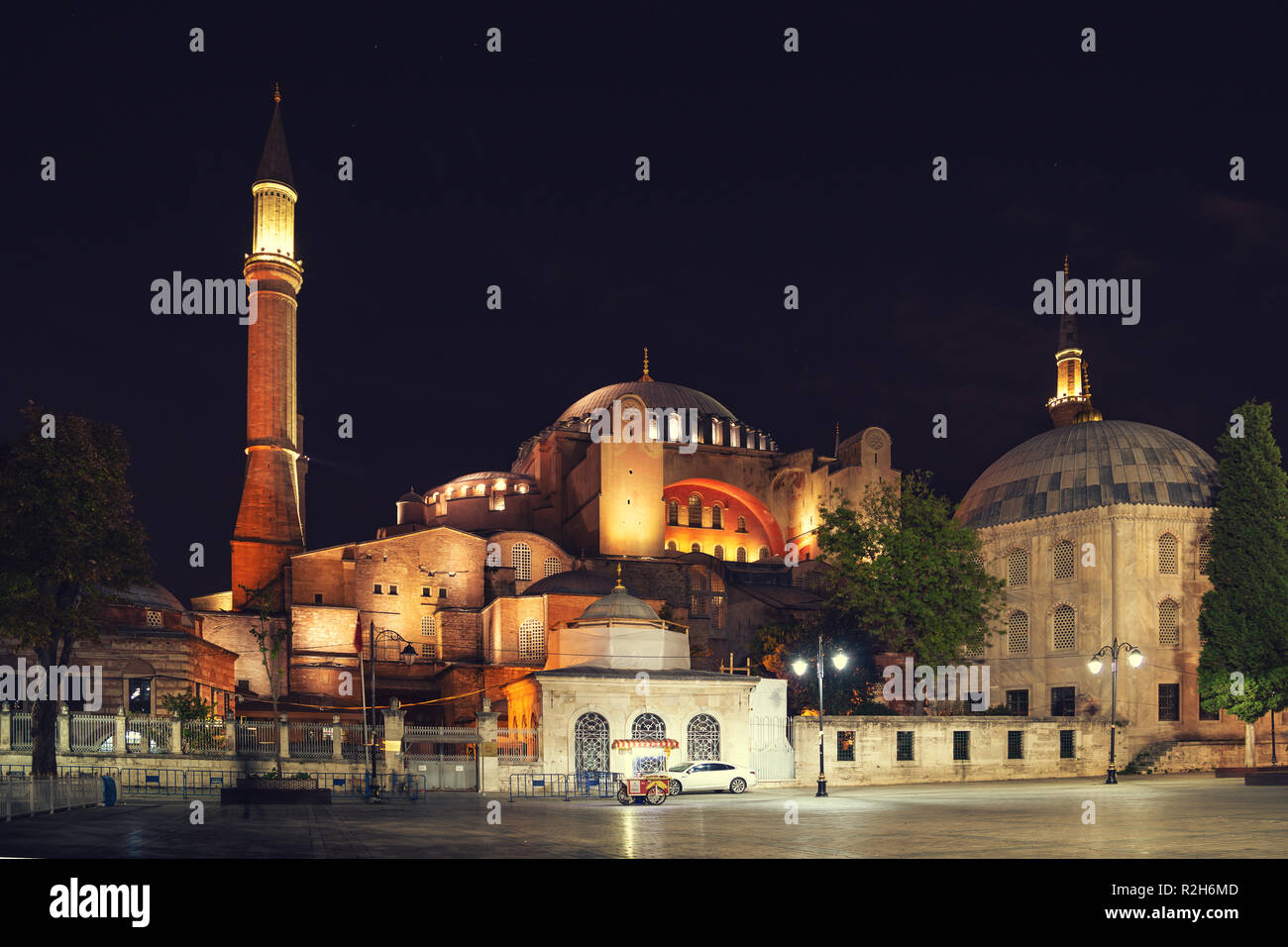 View of Hagia Sophia museum from Sultanahmet Park at night. Istanbul ...